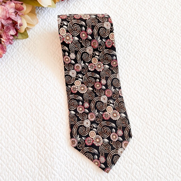 The Metropolitan Museum of Art 100% Silk Tie - Picture 3 of 7